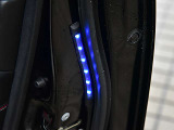 セーフティイルミネーション付きです。乗降時、後方からくる車やバイクへの注意喚起に役立ちます。