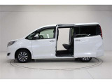 両側パワースライドドア付きだから、狭い駐車スペースなどでの 乗り降りラクラク!小さなお子さまのいるご家庭には嬉しい装備。
