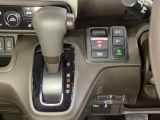 CVT車のセレクトレバーです。低速から高速まで、変速ショックのないスムーズな走りと、エンジン効率のよい領域を維持して燃費にも貢献します。サイドブレーキはスイッチ操作の電子制御パーキングブレーキです。