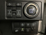 電子カードキーを携帯しているだけでエンジンの始動ができるプッシュボタンスタートを装備しています☆
