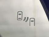 【ブラインドスポットモニター】走行中、ドアミラーの死角になりやすい箇所に後続車が接近するとサイドミラーのレンズに警告を表示!ドライバーに注意喚起をしてくれます。