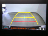 バックモニター付き。 車両後方の映像が画面に表示されるので、車庫入れが苦手な人も安心です。ただし、目視確認もお忘れなくお願いいたします。