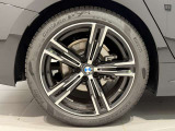 BMWの純正アロイホイールは軽量かつ強度にも優れているホイールで走行性能を引き上げる設計になっております。足元にもBMWは妥協がなくこだわっている個所になります。