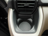 カップホルダーは運転席や助手席からちょうど手の届く位置です!!