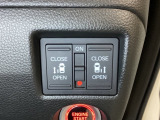 リアドアは乗り降りに便利な両側電動スライドドアです。また運転席に座っていながらスイッチ操作で自在にスライドドアを開け閉めできます。