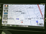 高精細な地図表示で、目的地までスムーズに。周辺情報も確認でき、初めての場所でも安心です。渋滞情報もリアルタイムで受信します。