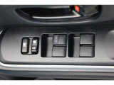 スイッチ一つで窓を開け閉めできるパワーウィンドウスイッチです。