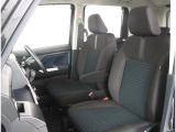 長時間の運転も疲れにくいフロントシート!体をしっかり支えてくれて運転がしやすい形状です!!