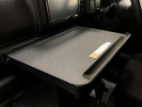 車内での仕事や食事の際に便利なインパネテーブル!A4サイズのノートパソコンやお弁当などが置けます。最大重量10kgのものまで置くことができます。