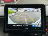 後退時に車両の後ろ側をモニター画面に表示します。車庫入れが苦手な人もこれで安心♪