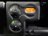 オートエアコンです。車内を設定温度に保ち、快適空間をキープします。