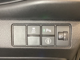 ハンドルの右側にはヘットライトリベライザーとHondaセンシング用のメインスイッチがついています。ヘッドライトリベライザーは道路状況や積荷の加重に応じてライトの高さを調節できます。