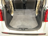 後席背もたれを倒せばちょっと大きめの荷物や長いものを積みたい時に便利です。