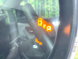 【ブラインドスポットモニター】走行中、ドアミラーの死角になりやすい箇所に後続車が接近するとサイドミラー付近に警告を表示、ドライバーに注意喚起をしてくれます。
