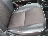 運転席シートです。ハーフレザーシートです。シートヒーターも付いております。