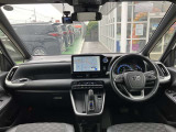 【運転席・インパネまわり】ハンドル・シート・フロアーなど隅々までプロによるクリーニング済み☆彡キレイな車内でドライブが一層快適にお楽しみいただけます!!