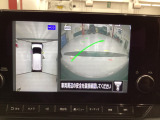 【アラウンドビューモニター】前後左右に付いたカメラ映像をもとに、車を上空から見下ろしたように表示!狭い駐車場での車庫入れや道でのすれ違い時も安心です