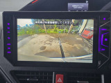 駐車時の安全確認をサポートするバックカメラも使用できます。
