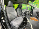 運転席まわりには十分なスペースがあり、大柄な方でもゆったり運転していただける環境です。