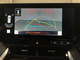 【バックガイドモニター】後方の映像をナビ画面に表示するだけでなく、ステアリング操作に連動して動くガイド線も同時に表示!予想進路の確認をしながら後退できるので便利です!