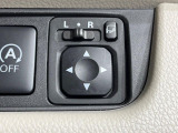 【電動格納ミラー】サイドミラーは電動格納式となっており、狭い駐車場でもキズがつくリスクを抑えられます。