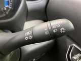 操作感の良いウインカーレバーで、スムーズな車線変更をサポート。オート機能も搭載されており、運転の負担を軽減します。直感的な操作で、安全運転をサポートします。