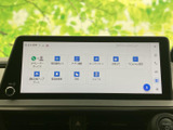 大型ディスプレイは、視認性が高く操作も簡単。多彩な機能で、快適なドライブをサポートします。使いやすさを追求したインターフェースです。