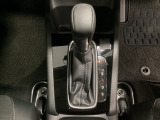 CVT車のセレクトレバーです。低速から高速まで、変速ショックのないスムーズな走りと、エンジン効率のよい領域を維持して燃費にも貢献します。