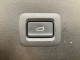 パワーリフトゲートは運転席とリフトゲート側、さらにアドバンストキーでも開閉が可能!開度は無段階にメモリー設定もできます。ゲート内側にタッチセンサーを配置し、手などを挟み込む危険を低減します。