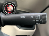 ■オートライト■車外の明るさに応じて、自動的にライトの点灯・消灯をしてくれます。トンネルが続くような道でも、いちいちライトスイッチを操作する必要がありません。消し忘れの心配もありません。