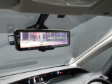 スマートミラーです。後席に人がいたり荷物が山積みでも大丈夫。後の視界はカメラの映像で見れますよ。