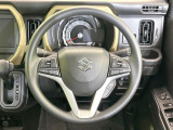 インテリアに合わせたデザインのステアリングは、運転される方のことも考え、運転しやすい形状、大きさです。是非一度、実際に触ってお確かめください。