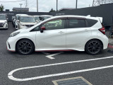 当店は照明・屋根付きスペースございますので雨天時も安心して現車確認が可能です。