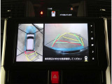 【パノラマモニター】に搭載した4つのカメラにより、車を真上から見ているような映像を表示。運転席から確認しにくい車両周囲の状況を把握できます。