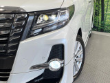 【LEDヘッドライト】悪天候や夜間走行時も良好な視界を確保し安心して運転できる高輝度LEDヘッドライトを装備!点灯速度が早く、消費電力も抑えられています。