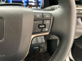 前方の車との車間を設定し、スピードを上げたり緩めたりを自動で行ってくれる追尾式の「レーダークルーズ」。上級装備の一つです!高級車にしかつかない嬉しい機能です。