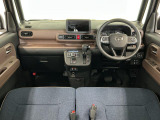 【インパネ】運転のしやすさを最優先に設計された見晴らしの良いフロントビュー。車両間隔が掴みやすく狭い道でも安心♪「安全」と「品質」を最優先に、安心してお乗りいただけるクルマを提供いたします。