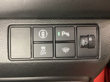 ハンドルの右側にはヘットライトリベライザーとHondaセンシング用のメインスイッチがついています。ヘッドライトリベライザーは道路状況や積荷の加重に応じてライトの高さを調節できます。