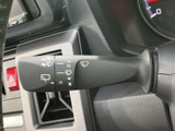 雨天時でもクリアな視界を確保できるワイパーレバー。運転の安全性を高めます。