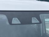 2つのカメラで前方の車両や歩行者を検知し、衝突のおそれがあると判断すると、ブザー音やメーター内の表示で警告。衝突の可能性が高まると、自動でブレーキをかけ、衝突の回避または衝突時の被害軽減を図ります。