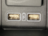 その下に充電可能なUSB端子が2個ついていますので、手前のトレーにスマートフォンを置いて移動中でも充電できるので便利です。