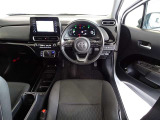 革巻きステアリングで快適な操作性の運転席です。