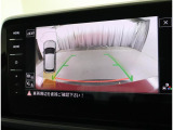 ★ギアをリバースに入れると車両後方の映像を映し出します。バック時の後方視認をサポートします。