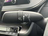 操作しやすい位置に配置されたウインカーレバー。直感的に操作でき、安全な車線変更をサポートします。オートリターン機能も搭載しています。