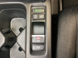 セレクトレバーの下に電子制御パーキングブレーキがあります。スイッチひとつで、停車した地点の傾斜などをシステムが検知・判断してブレーキ力を自動的に最適制御し、しっかり停車できるパーキングシステムです。