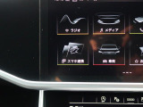 スマートフォンとAudiをUSBケーブルを介し接続。AppleのCarPlayやAndroid Autoのアプリを通じて、スマートフォンのコンテンツをMMIディスプレイに表示します。