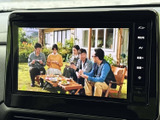 停車中に、家族や友人と一緒にテレビや映像コンテンツをお楽しみいただけます。休憩時間や待ち時間に、リラックスした時間を過ごせるでしょう。