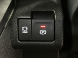 【電動パーキングブレーキ+オートブレーキホールド機能】 指先だけで簡単に操作が可能なパーキングブレーキ、スイッチを押すとブレーキペダルから足を離してもブレーキを保持できるオートブレーキホールド搭載。
