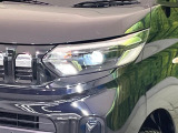 【LEDヘッドライト】悪天候や夜間走行時も良好な視界を確保し安心して運転できる高輝度LEDヘッドライトを装備!点灯速度が早く、消費電力も抑えられています。