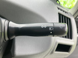 操作しやすいウインカーレバーで、スムーズな車線変更をサポートします。直感的な操作感で、運転に集中できます。